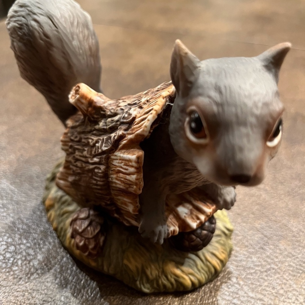 Vintage Masterpiece Porcelain Squirrel Figure by HOMCO 1986 - Picture 3 of 7